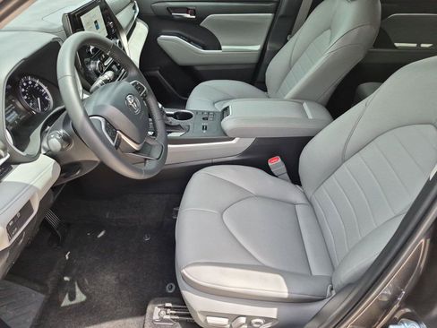 Used 2024 Toyota Highlander XLE FWD image 11