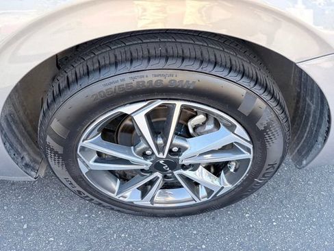 Used 2024 Kia Forte LXS w/ LXS Technology Package FWD image 21