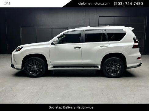 Used 2023 Lexus GX 460 Premium w/ Accessory Package image 4