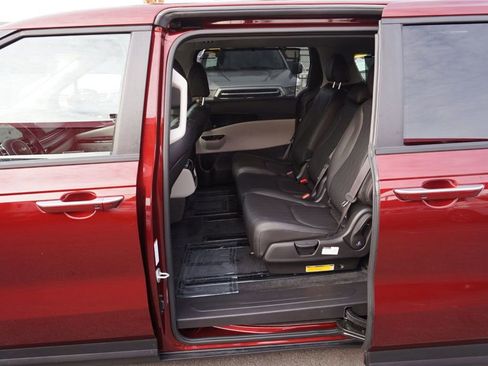 Used 2022 Kia Carnival EX image 20