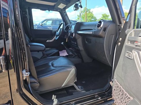 Used 2016 Jeep Wrangler Unlimited Rubicon image 25