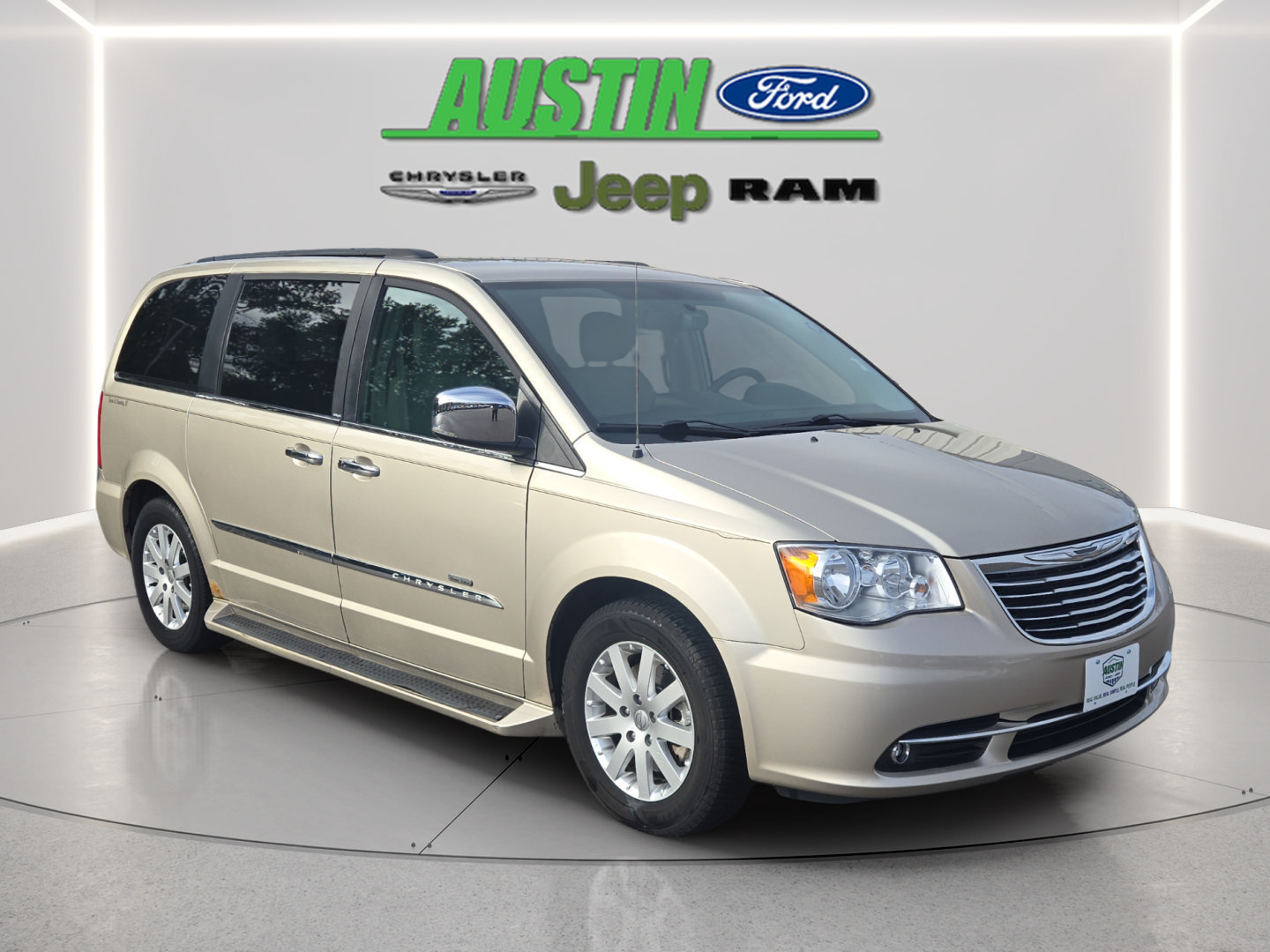 Used 2012 Chrysler Town & Country Touring-L w/ Entertainment Group #2 FWD image 7