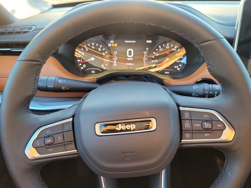 Used 2024 Jeep Compass Limited image 10