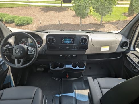 New 2024 Mercedes-Benz Sprinter 2500 w/ Acoustic Package image 18
