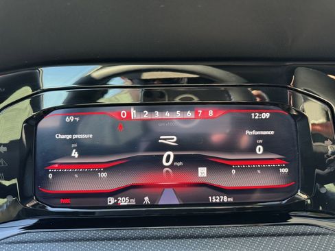Used 2022 Volkswagen Golf R image 17
