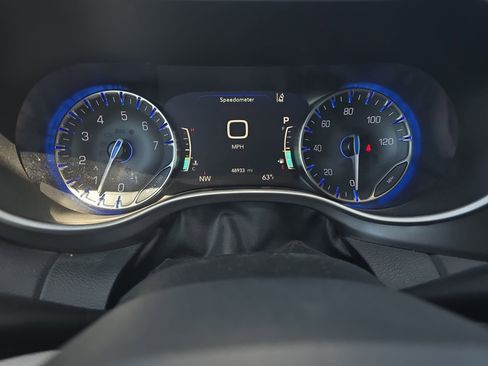 Used 2024 Chrysler Pacifica Touring-L FWD image 17