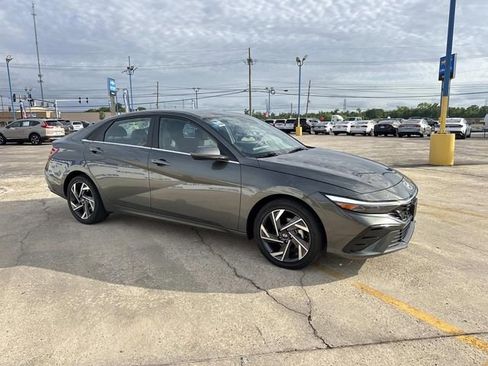 Used 2025 Hyundai Elantra SEL FWD image 6