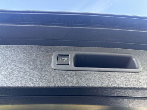 Used 2023 Toyota Highlander XLE AWD/4WD image 47