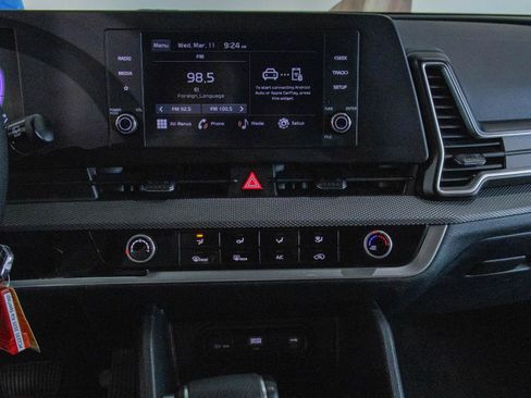 Used 2025 Kia Sportage LX image 4