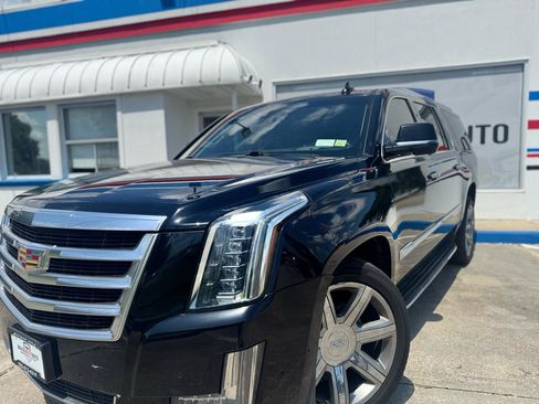 Used 2019 Cadillac Escalade ESV Luxury AWD/4WD image 3