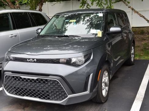 Used 2025 Kia Soul LX w/ LX Technology Package FWD image 4