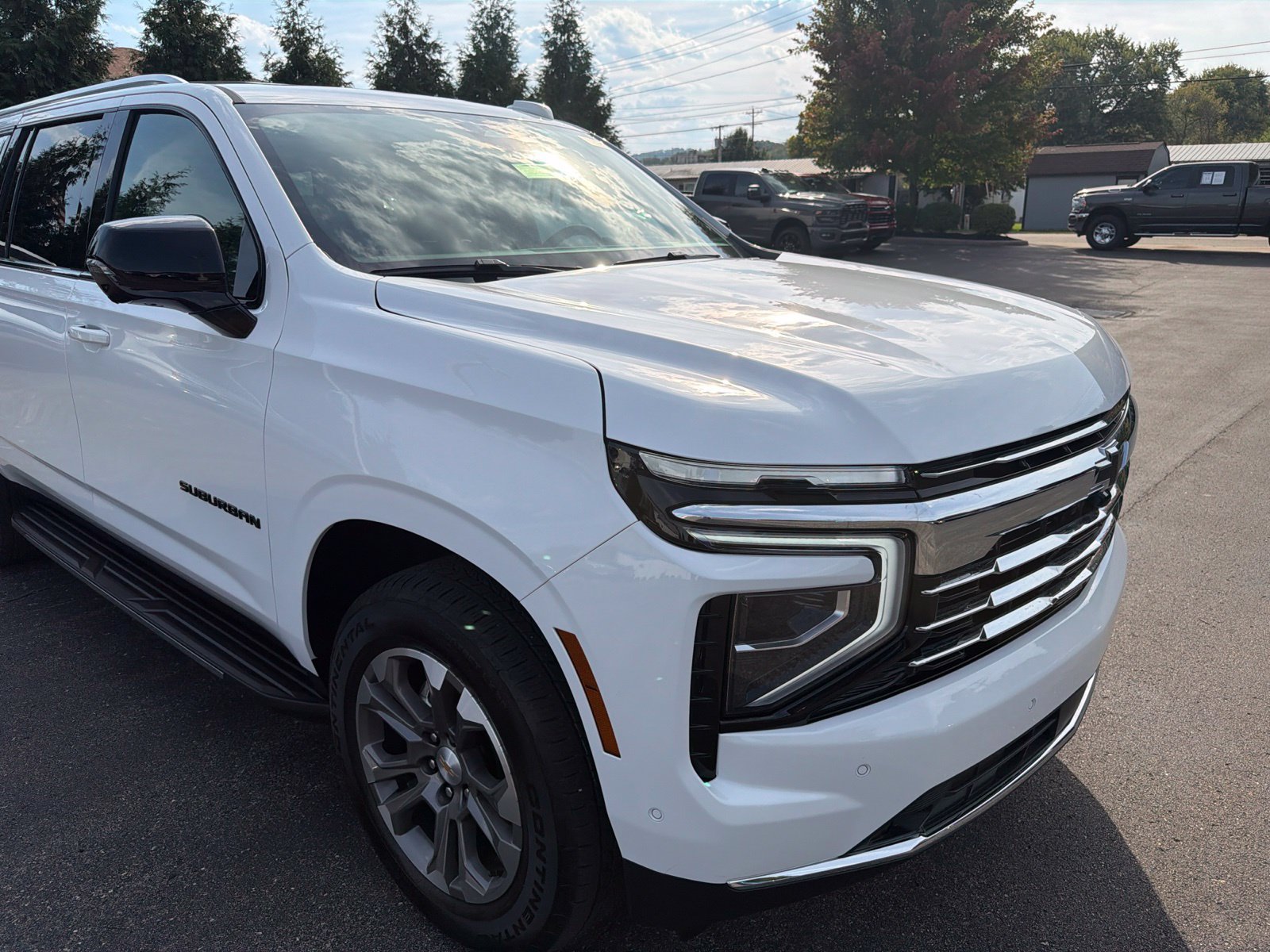 Used 2025 Chevrolet Suburban LT w/ Comfort Package AWD/4WD image 7