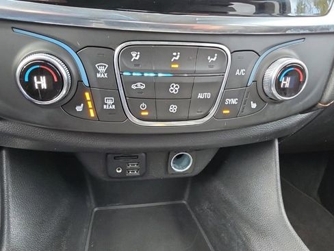 Used 2021 Chevrolet Traverse RS image 17