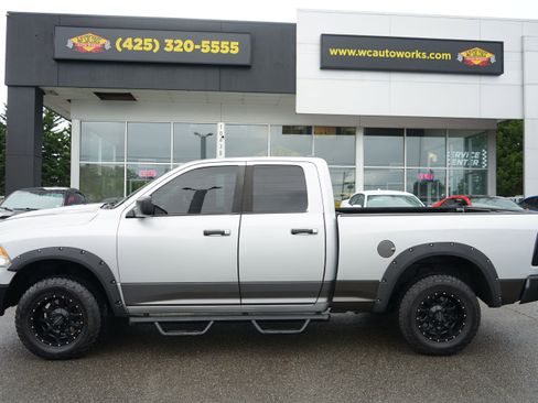 Used 2016 RAM 1500 Classic SLT AWD/4WD image 2