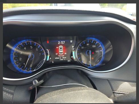 Used 2025 Chrysler Pacifica Limited FWD image 17