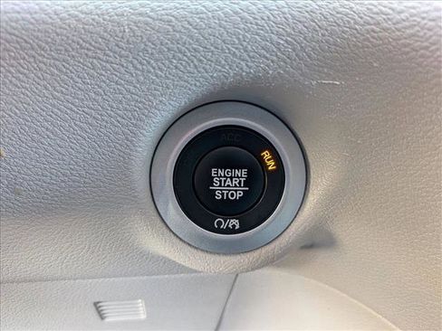 Used 2022 Chrysler Pacifica Touring-L image 17