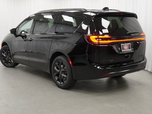 New 2026 Chrysler Pacifica Limited w/ S Appearance Package image 13