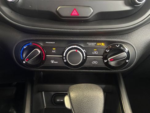 Used 2025 Kia Soul LX w/ LX Technology Package FWD image 17