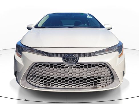 Used 2022 Toyota Corolla LE image 2