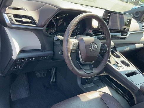 Certified 2023 Toyota Sienna Platinum AWD/4WD image 19