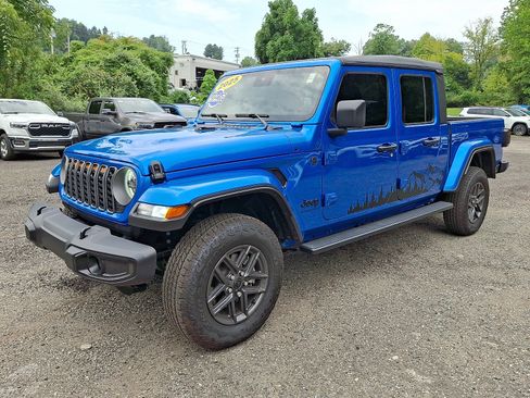 Used 2025 Jeep Gladiator Sport AWD/4WD image 3