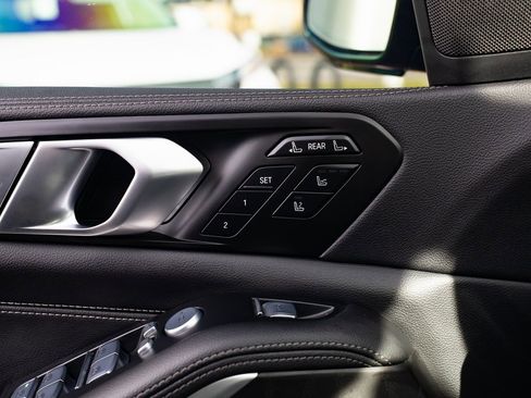 Used 2022 BMW X7 xDrive40i w/ M Sport Package image 17