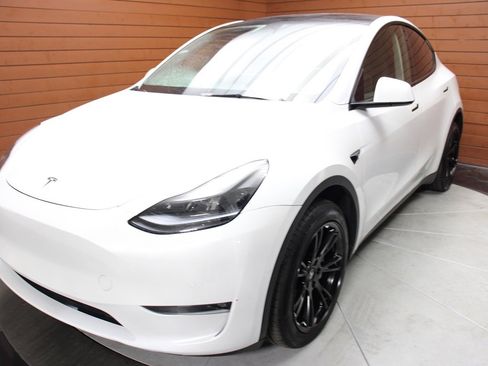Used 2022 Tesla Model Y Long Range image 5