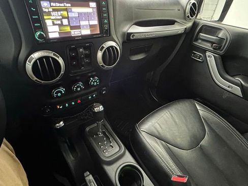 Used 2015 Jeep Wrangler Unlimited Sahara w/ Connectivity Group image 21