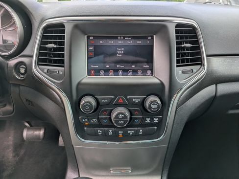 Used 2018 Jeep Grand Cherokee Laredo RWD image 23