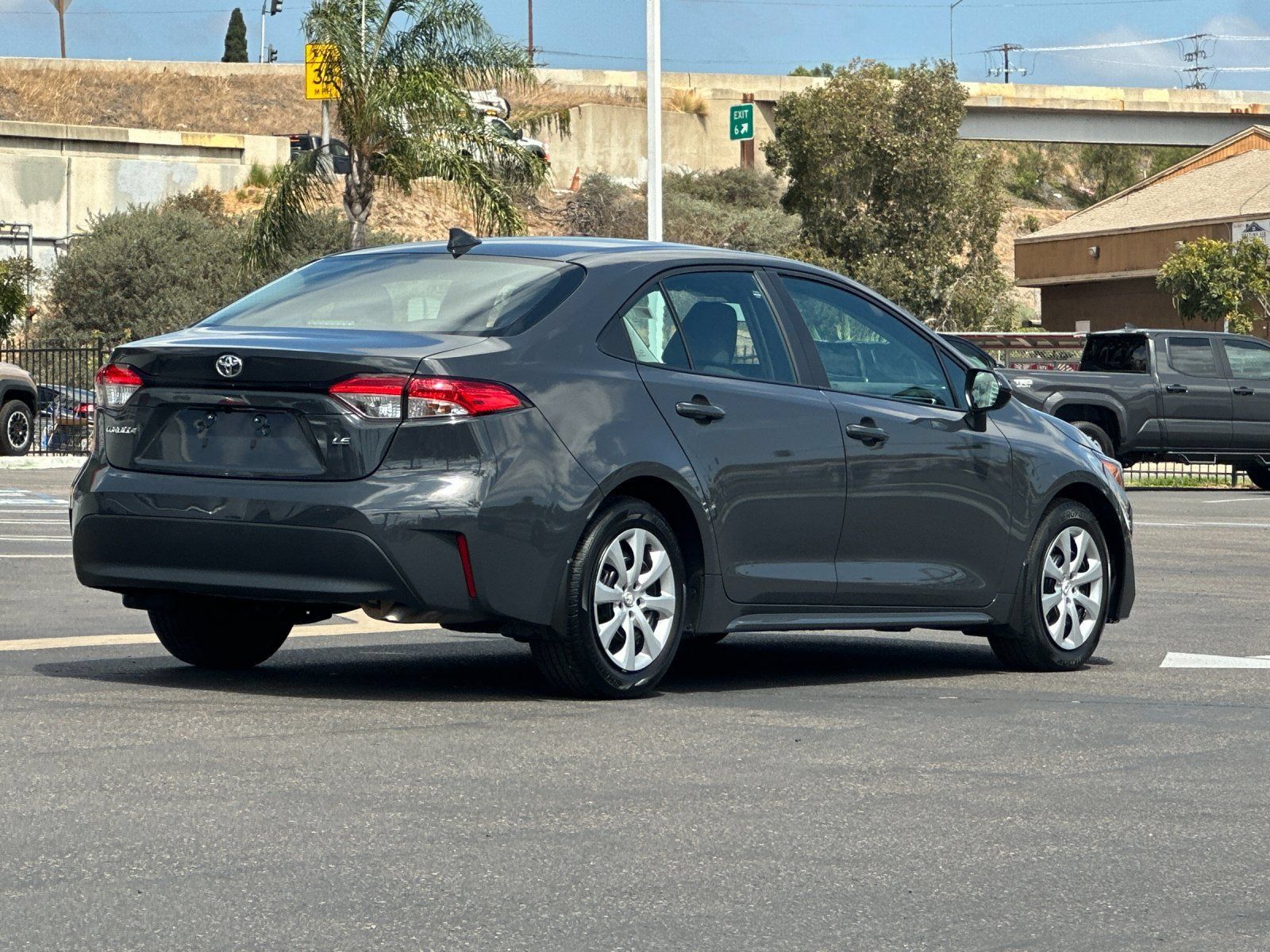 Used 2025 Toyota Corolla LE FWD image 5