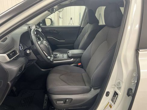 Used 2023 Toyota Highlander LE FWD image 19