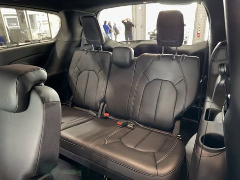 New 2026 Chrysler Pacifica Select w/ S Appearance Package FWD image 17