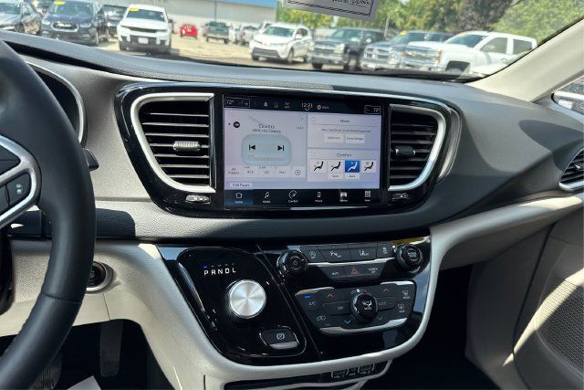 Used 2023 Chrysler Pacifica Touring-L FWD image 13