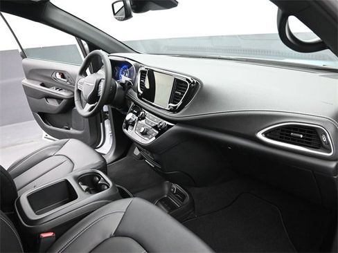 New 2026 Chrysler Pacifica Select image 24