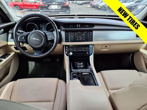 Used 2018 Jaguar XF Premium image 2