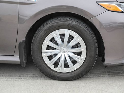 Used 2019 Toyota Camry LE w/ Sunroof Package FWD image 10
