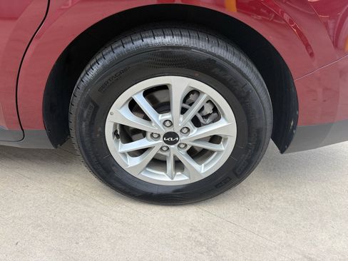 Used 2024 Kia Carnival LX FWD image 29