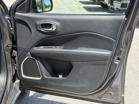 Used 2019 Jeep Compass Latitude image 34