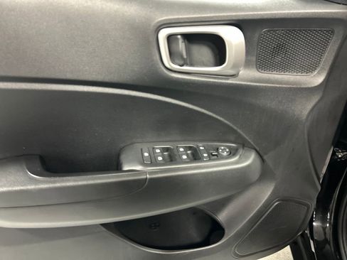 Used 2025 Hyundai Venue SEL FWD image 12