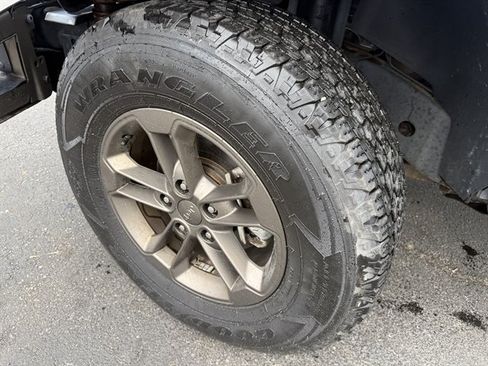 Used 2016 Jeep Wrangler Unlimited Sahara AWD/4WD image 37