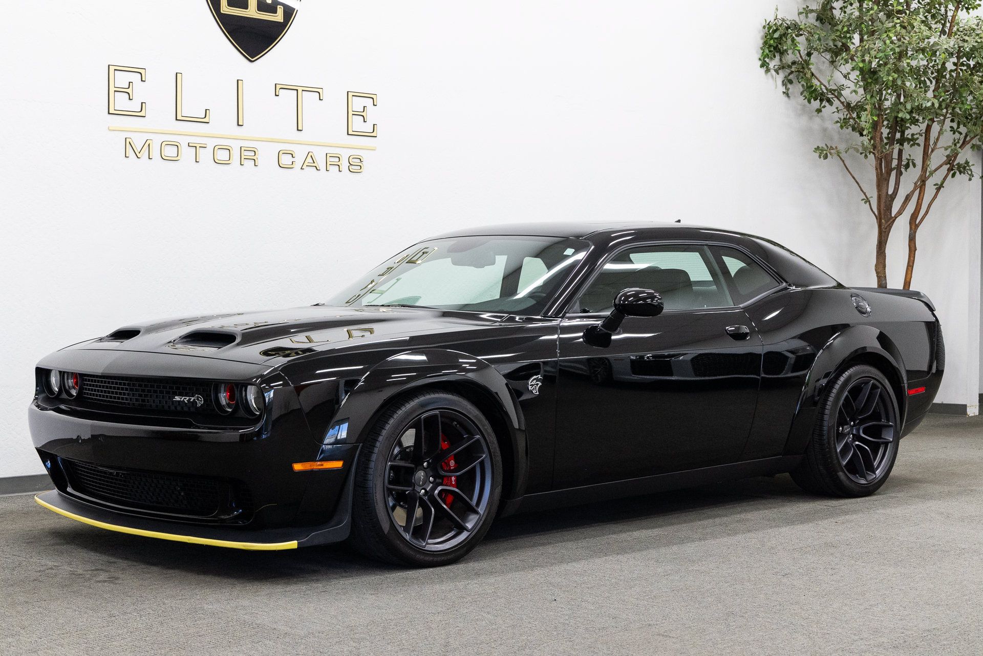 Used 2019 Dodge Challenger SRT Hellcat RWD image 1