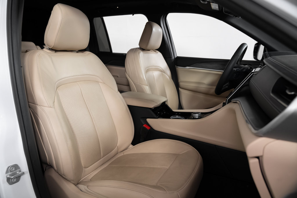 Used 2023 Jeep Grand Cherokee Limited w/ Luxury Tech Group II RWD image 26