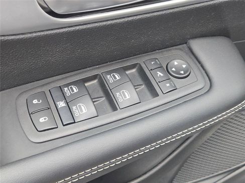 Used 2025 Chrysler Pacifica Limited w/ Uconnect Theater Family Group image 23