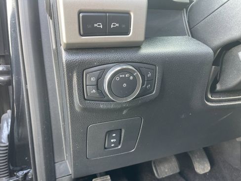 Used 2015 Ford F150 Lariat image 26