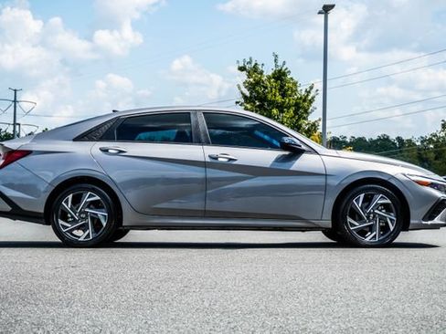 Certified 2025 Hyundai Elantra SEL FWD image 6