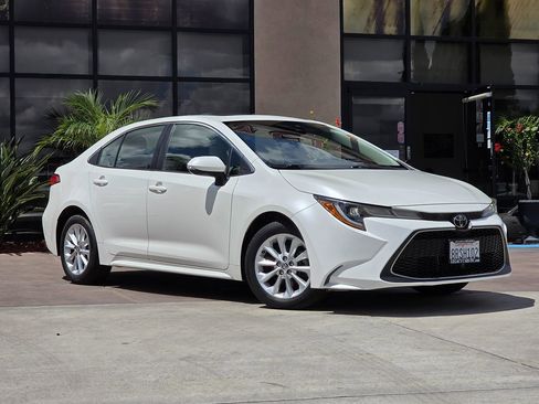 Used 2020 Toyota Corolla XLE FWD image 3