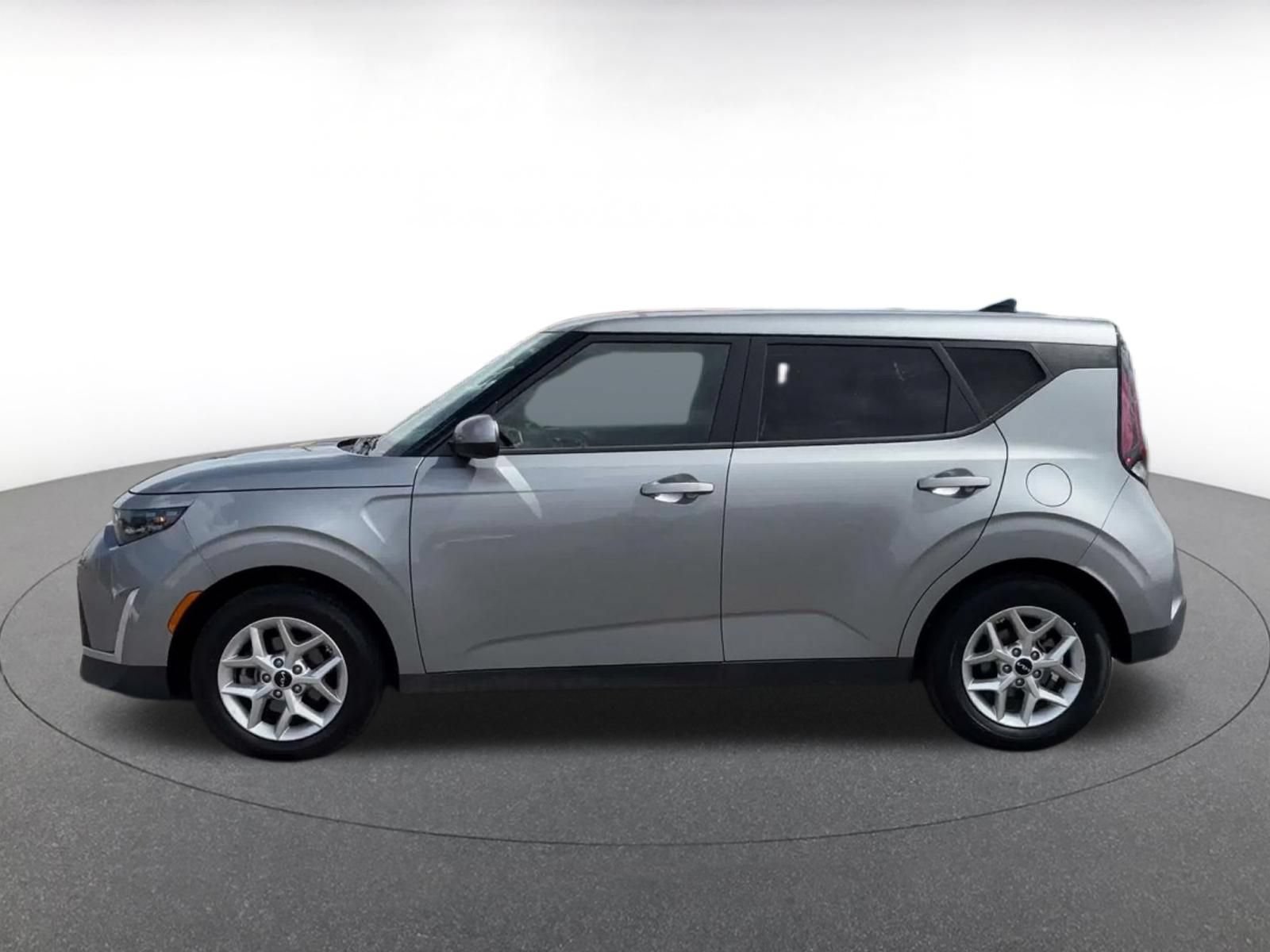 Used 2025 Kia Soul LX w/ LX Technology Package FWD image 8