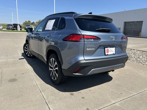 Used 2025 Toyota Corolla Cross XLE image 4