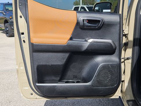 Used 2017 Toyota Tacoma SR5 w/ Tow Package AWD/4WD image 14