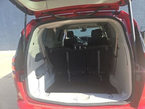Used 2024 Chrysler Pacifica Touring-L FWD image 5